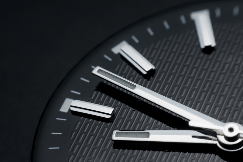 589-close-up-clockwise-clock-1100x733