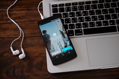 1041-smartphone-on-laptop-keyboard-800x533